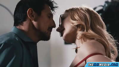 એક slutty સોનેરી સાથે ભાવનાપ્રધાન સેક્સ